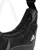 Bandolera Adidas negra con logo blanco.