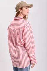 Camisa de manga larga con estampado a rayas verticales rojas y blancas, con cuello clásico y bolsillo en el pecho.