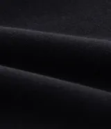 Pantalón de hombre color verde oliva, de corte recto y holgado, confeccionado en tejido de algodón y poliéster. Posee cintura elástica con lazo ajustable y bolsillos laterales.