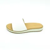 Sandalia blanca con capellada de cuero y suela de plataforma color caramelo.