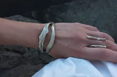 Brazalete rígido de bronce y alpaca maciza, con diseño orgánico irregular.