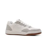 Championes urbanos Skechers Street Koopa Court, color blanco con detalles en gris y suela marrón. Presentan capellada de cuero sintético con refuerzos de gamuza, plantilla acolchada Skechers Air-Cooled Memory Foam y logo de la marca en el lateral.