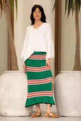 Falda tejida a rayas horizontales verdes y marrones, con elástico en la cintura y tajos laterales.