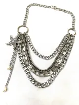 Collar de cadenas de acero quirúrgico con un diseño de estrella marina y detalles en perlas.