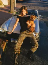 Pantalón jean de corte recto con estampado animal print, tiro alto, bolsillos delanteros y traseros, y trabillas para cinturón.