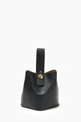 Cartera bucket de cuero sintético color negro, con asa corta y cierre con botón a presión.
