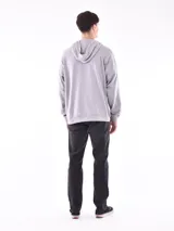 Hoodie gris claro de corte holgado, con capucha y bolsillo tipo canguro. Confeccionado en algodón.