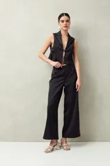 Pantalón ancho negro de tiro alto, confeccionado en poliéster.