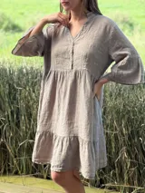 Vestido corto azul eléctrico de lino, con cuello mao, escote con botones de nácar y mangas 3/4 con volados.