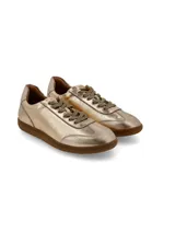 Zapatillas deportivas doradas de cuero con suela marrón.