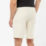Bermudas color crema con cintura elástica y cordones ajustables.
