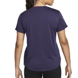 Remera deportiva Nike Dri-FIT color violeta con logo Swoosh estampado en el pecho.