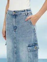 Falda larga de jean azul con bolsillos cargo laterales.
