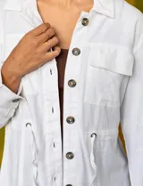 Sobrecamisa blanca de lino y rayón, marca Dash. Tiene cuello solapa, abertura central con botones, bolsillos delanteros y jareta interna de ajuste en la cintura.
