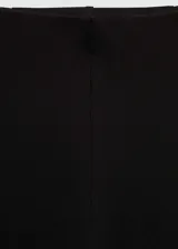 Calza acampanada negra de tiro medio con cintura elástica.