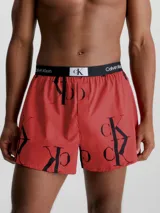 Bóxer rojo de algodón con estampado del logo de Calvin Klein en negro. Cintura elástica negra con logo de la marca en blanco.