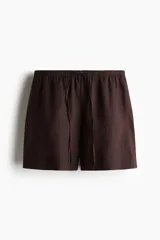 Short marrón de lino con cintura elástica y cordón ajustable.