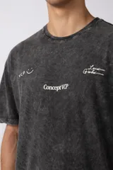 Remera color durazno con cuello redondo y mangas cortas. Estampas con tipografía manuscrita en el frente y la espalda.