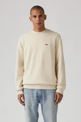 Buzo color crema de corte clásico con cuello redondo y logo de Levi's bordado en el pecho.