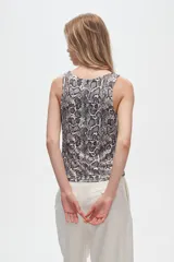 Musculosa blanca sin mangas, ajustada al cuerpo y con cuello redondo.