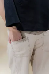 Pantalón de lino color blanco, de corte recto y tiro medio.