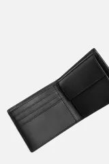 Billetera tipo cartera fabricada en piel color marrón oscuro. Cuenta con un compartimento para billetes, tres compartimentos para tarjetas, dos ranuras laterales y un monedero con cierre mediante clip.