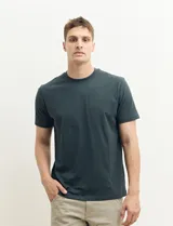 Remera de manga corta color petróleo, de corte recto y cuello redondo.