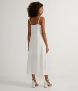 Vestido midi blanco de lino con tirantes finos y escote cuadrado.