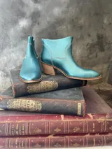 Botas de cuero celeste con caña corta y taco de madera de 4,5 cm.