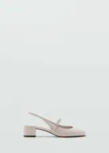 Zapato destalonado color beige con efecto charol, taco bloque de 5 cm, punta redonda y tira con hebilla.