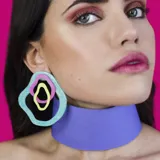 Aros de diseño colorido con formas orgánicas, combinando tonos pasteles y acabados brillantes.
