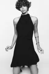 Vestido corto rojo vibrante con cuello halter drapeado y bajo asimétrico con volantes en capas.