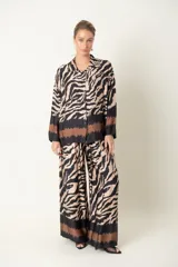 Pantalón palazzo de viscosa con estampado de cebra en tonos azul marino y beige, con detalles en marrón en la cintura y el ruedo.