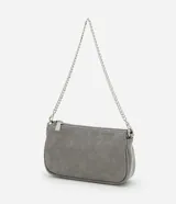 Cartera baguette color marrón con textura símil cuero, asa corta de cadena plateada y cierre superior con cremallera.