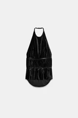 Top negro de terciopelo con cuello halter ajustable con gancho metálico, detalle de frunces en el delantero, espalda descubierta con tira cruzada y cierre lateral con cremallera oculta.