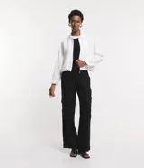Campera blanca de viscolino, modelo globo, con cuello camisero, manga larga, cierre delantero y bolsillos fake.
