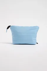 Necessaire celeste con diseño capitoneado y cierre superior con tirador negro.
