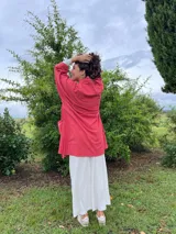 Kimono color camel confeccionado en muselina 100% algodón, con mangas 3/4 y bolsillos frontales.