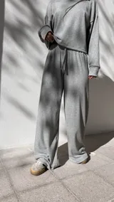 Pantalón negro de tela waffle de algodón, con cintura elastizada y cordón ajustable.