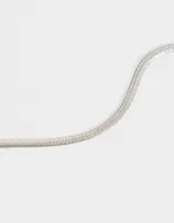 Gargantilla choker plateada de cadena tipo snake con cierre de mosquetón.