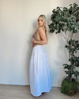 Falda larga blanca de corte amplio con cintura elastizada.