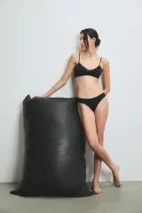 Conjunto de ropa interior negro con corpiño tipo bralette de encaje y colaless de encaje.