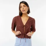 Blusa marrón con escote en V, mangas cortas y lazos para atar en el frente.