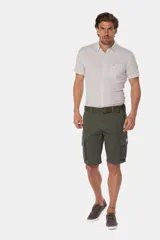 Bermuda cargo color verde militar con cinto, confeccionada en tejido de algodón con elasticidad, con bolsillos laterales y detalles en bolsillos traseros con solapa.