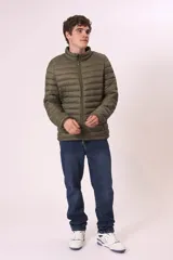 Campera acolchada azul marino con cierre frontal y cuello alto.