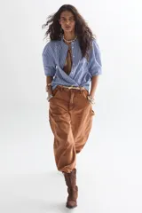 Pantalón de jean color caramelo, corte amplio tipo barrel, con bolsillos laterales y traseros.