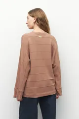 Sweater de punto gris con mangas acampanadas y cuello redondo.