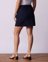 Minifalda azul marino de gabardina elastizada con pretina ancha elastizada, bolsillos delanteros y short interno. Marca Zac & Rachel.