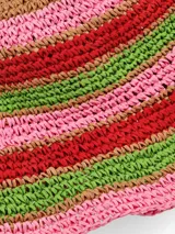 Gorro tipo bucket de rafia tejida a rayas horizontales en tonos marrón, negro y celeste.