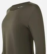 Remera deportiva color verde militar, de microfibra, con cuello redondo y mangas largas.